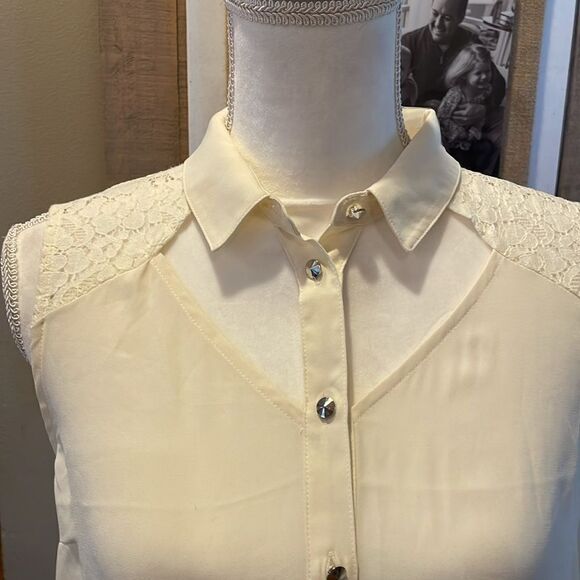 Forever 21 Cream Lace Cutout Button down sleeveless top - Picture 3 of 8